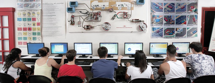 L'aula dell'Autoscuola Bonsignore durante una lezione di teoria